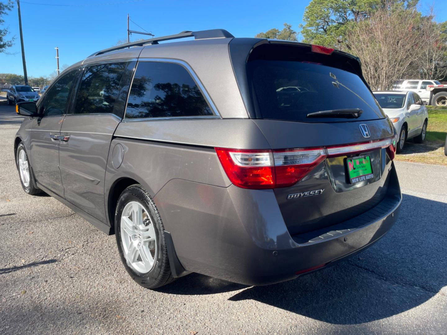 2013 GRAY HONDA ODYSSEY TOURING (5FNRL5H91DB) with an 3.5L engine, Automatic transmission, located at 5103 Dorchester Rd., Charleston, SC, 29418-5607, (843) 767-1122, 36.245171, -115.228050 - Photo#4